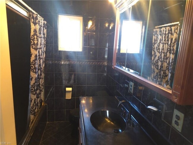 Building Photo - 618 Beach View St