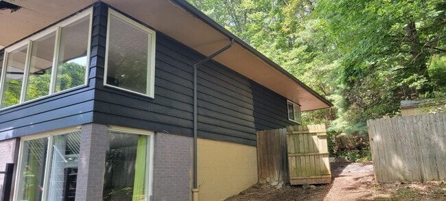 Building Photo - 4 bedrooms 3 baths beautiful house