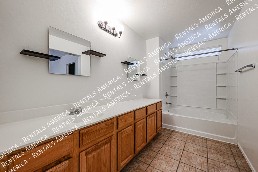 Building Photo - 1491 S Swallow Ln