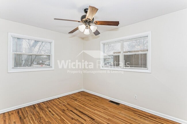 Building Photo - 2 bedroom 1 bath duplex ***Half off first months rent***