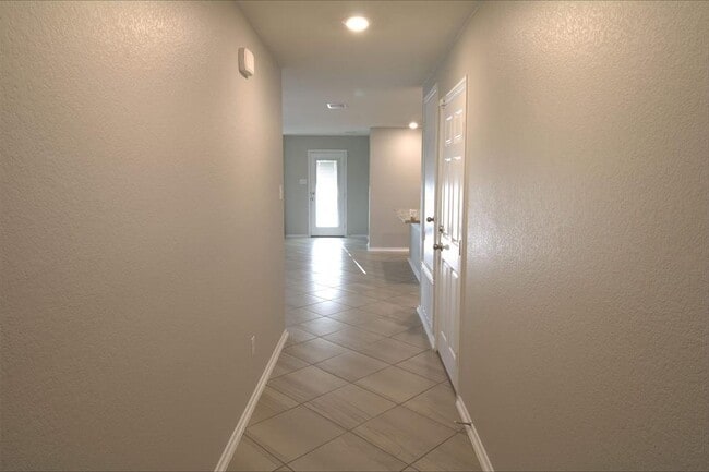 Building Photo - 102 Schuylerville Dr