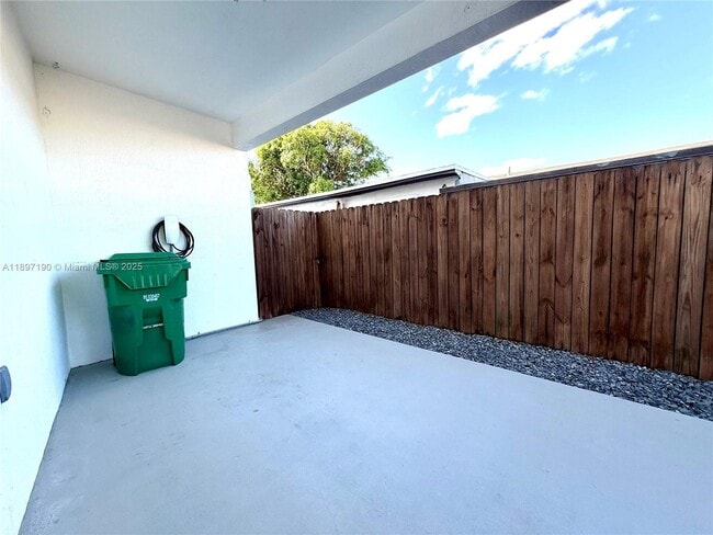 Building Photo - 918 NW 23rd Ct