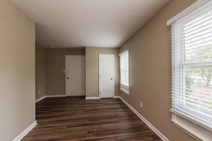 Building Photo - 2010 Longdale Dr