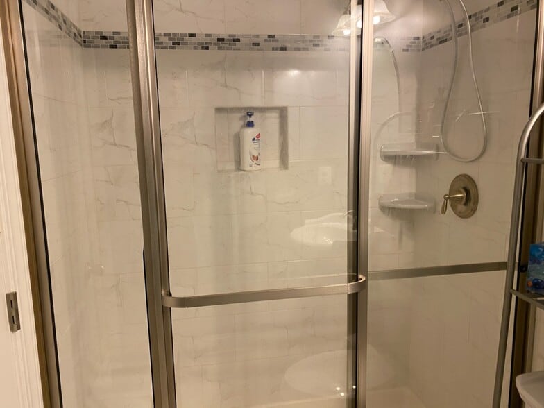 En suite - 965 Old Annapolis Neck Rd