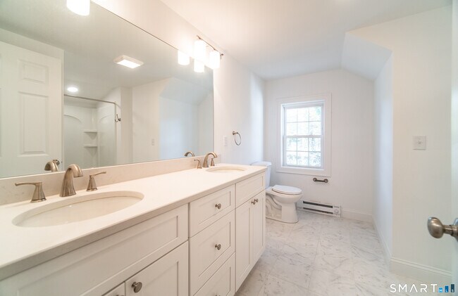 Building Photo - 1154 Poquonnock Rd