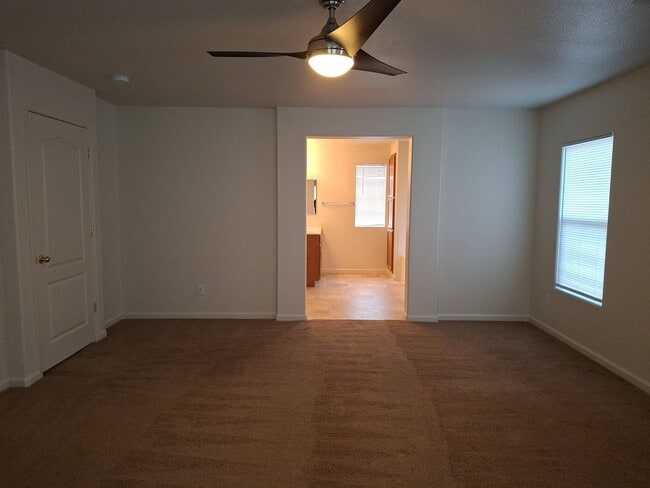 Building Photo - Lincoln Crossing, 2 Story 4 Bedroom, 2.5 bath, 2225sqft, Access to Clubhouse Pool & Amenities, Cu...