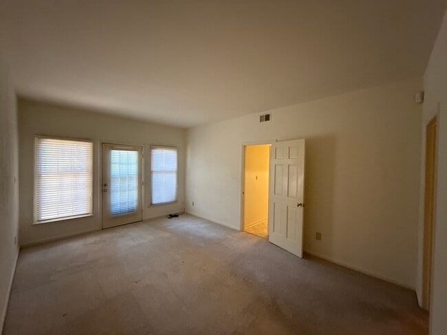 Building Photo - King John Condos