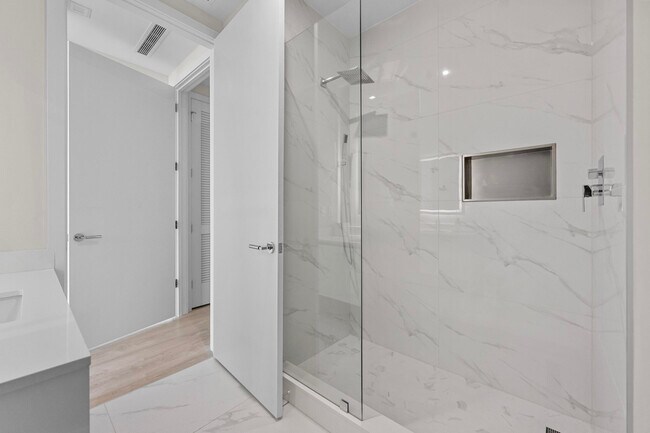 Building Photo - 220 Lake Shore Dr