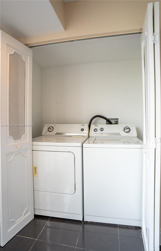 Building Photo - 2421 NE 10th St