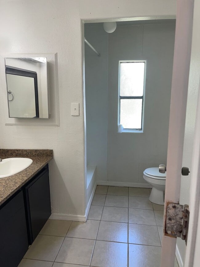 Building Photo - New Rental!!-Annaville/Calallen Area