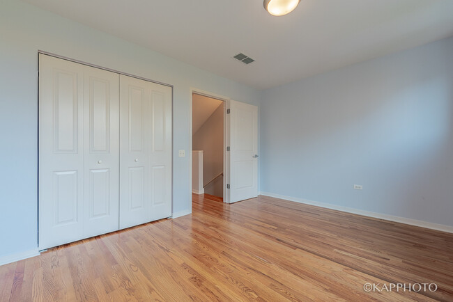 Building Photo - 468 W Elm St