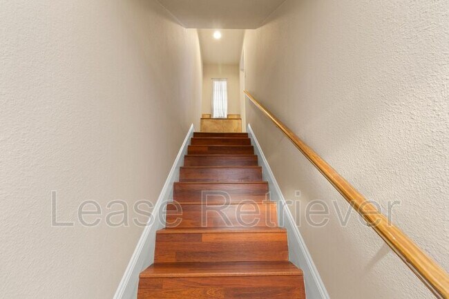 Building Photo - 940 Palm Cir
