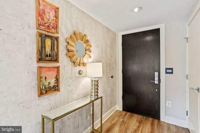Building Photo - Practically new 1bd/1ba steps to Logan Cir...
