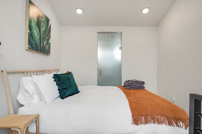 Building Photo - 3843 20th Ave SW