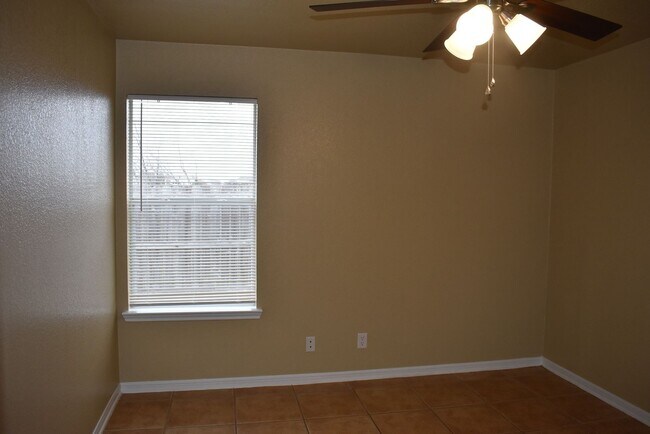 Building Photo - 1600 Nicholas Cir