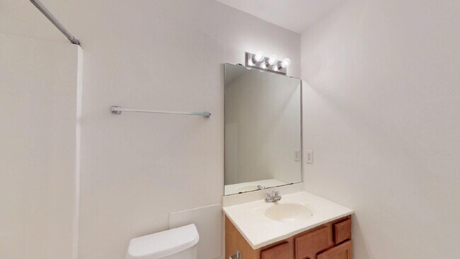 Building Photo - Coastal Comfort Awaits: Spacious 2-Bed, 2-Bath Retreat in Fort Walton Beach!