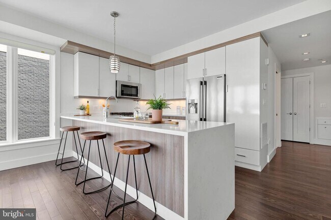 Building Photo - Sunny & Spacious NoMa penthouse with off-s...