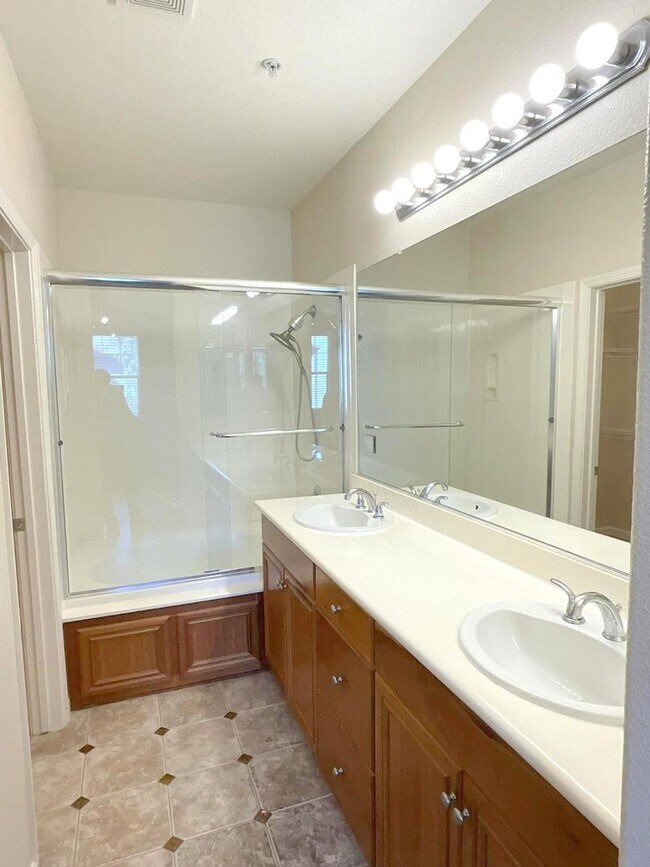 Building Photo - 915 Joree Ln