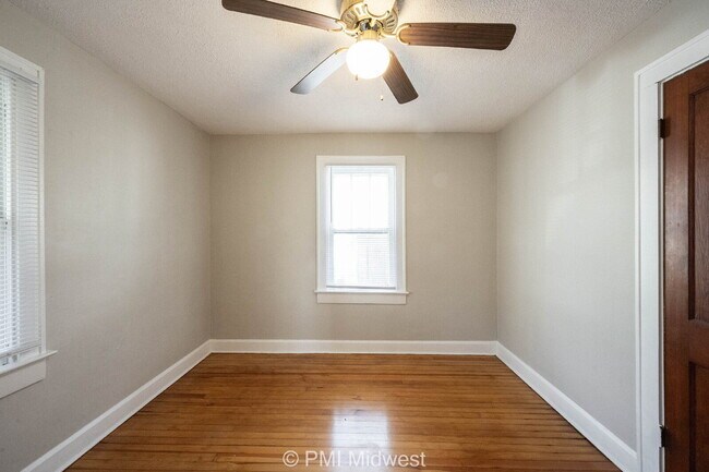 Building Photo - "Charming 2-Bedroom Retreat in Heart of In...