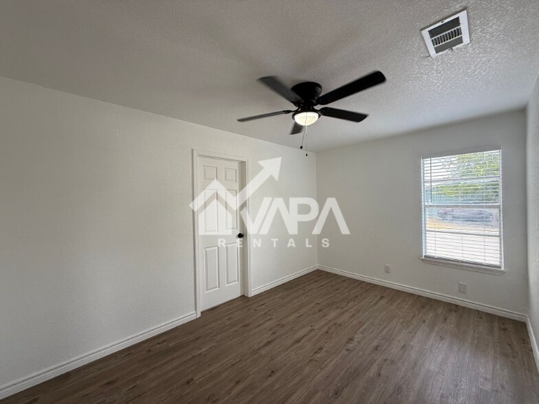 Building Photo - 315 Jamaica Dr