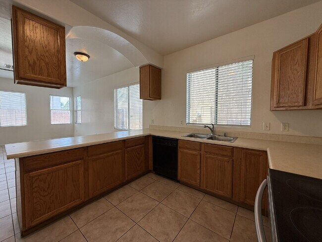 Building Photo - "Spacious 3-Bedroom Gem with 2.5 Baths in ...