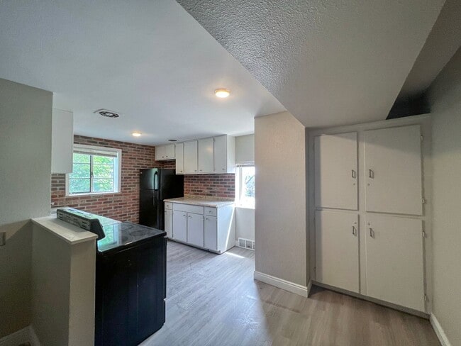 Building Photo - 905 E 16th St