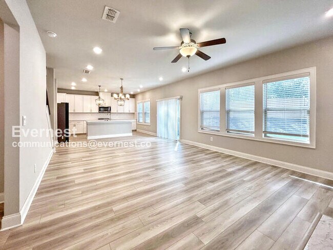 Building Photo - 662 Stately Dr