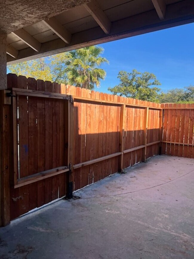 Building Photo - 722