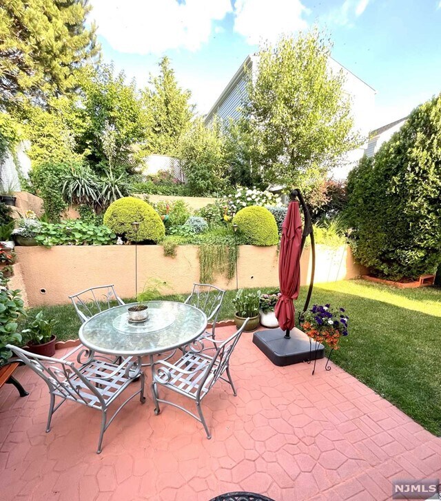 Building Photo - 10 Maitland Pl