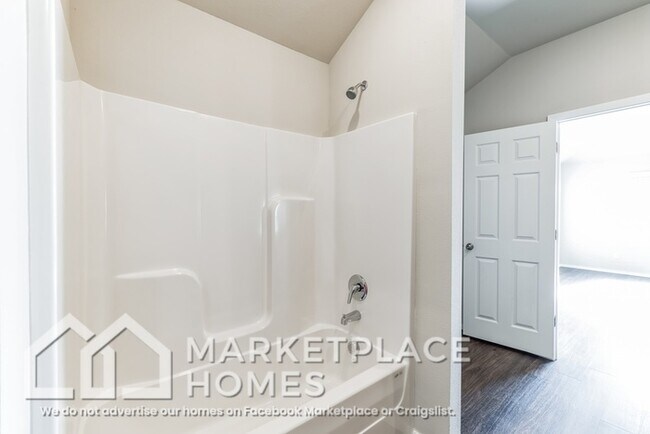 Building Photo - 884 S Brambling Ln