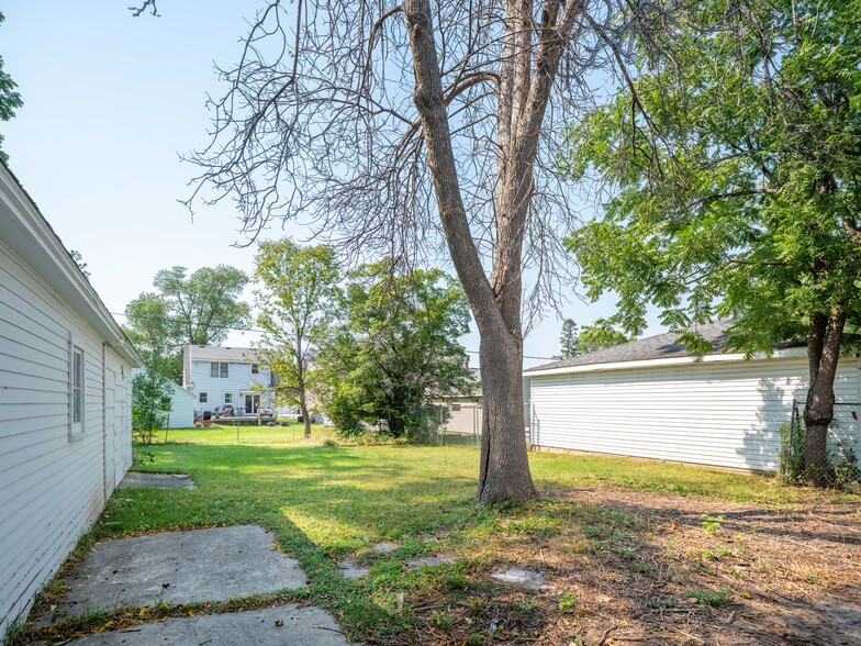 Building Photo - 1229 7th Ave SE