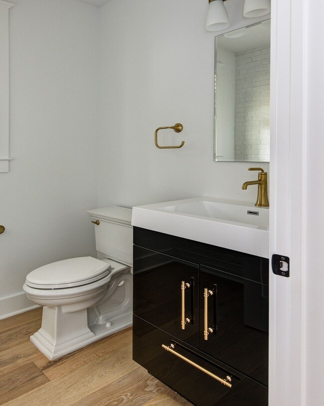 Building Photo - 20 E Redman Ave