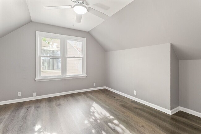 Building Photo - This updated 4-bedroom, 1-bath home is rea...