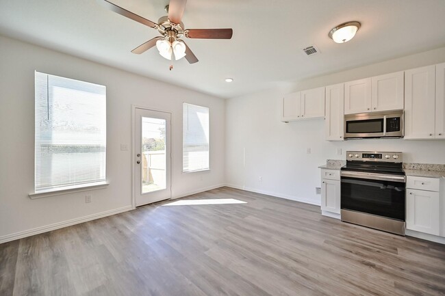 Building Photo - Charming 2-Bedroom Duplex in Fort Worth, TX