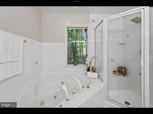Building Photo - 9817 Inglemere Dr