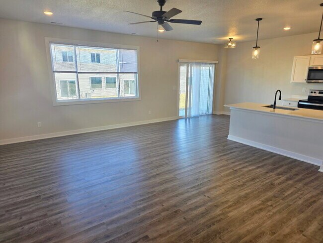 Building Photo - 6951 Bluebell Ct