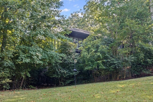 Building Photo - Gorgeous, Fully furnished 3 Bed 3.5 bath h...