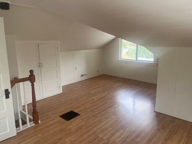 Building Photo - Multnomah Village 2 bedroom cottage delight