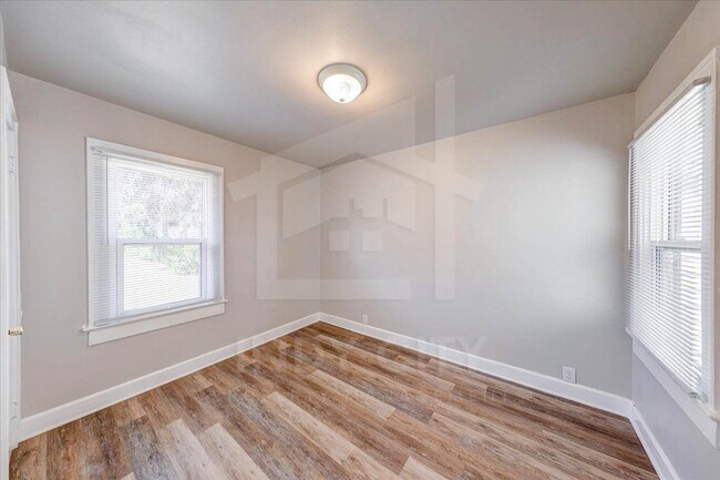 Building Photo - 1106 S Reisner St