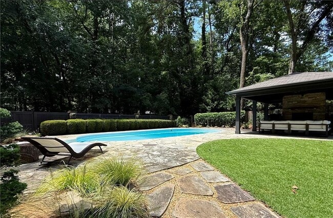 Building Photo - 1904 Lenox Rd NE