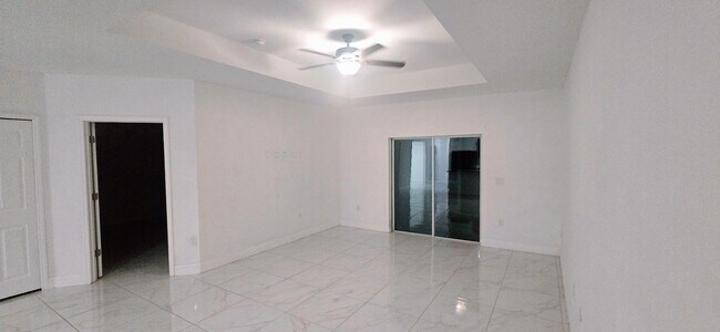 Building Photo - MUST SEE -2/2/1+OPEN DEN-DUPLEX IN GREENBR...