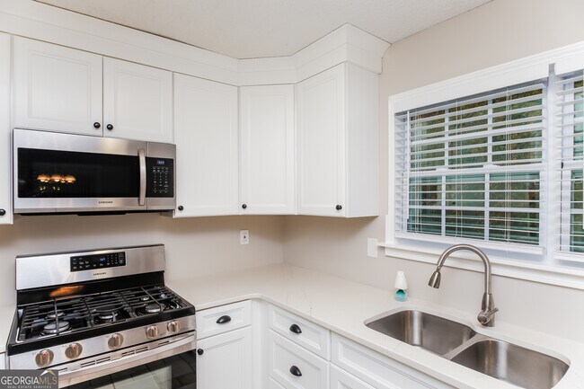 Building Photo - 2528 Country Lake Cir