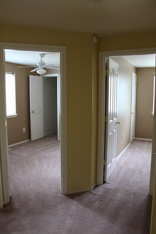 Building Photo - NE 4 Bedroom, 3 Bath, Gas Fireplace/Heat, ...