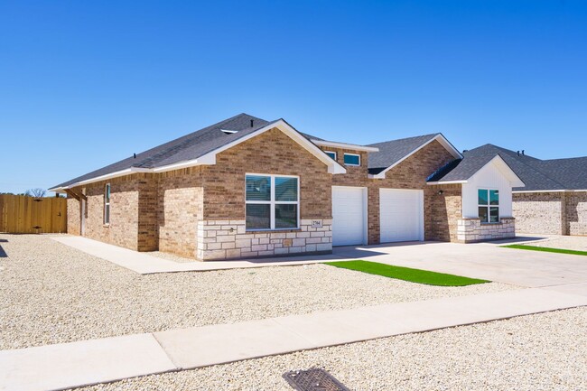 Building Photo - Looking for a spacious, move-in-ready town...