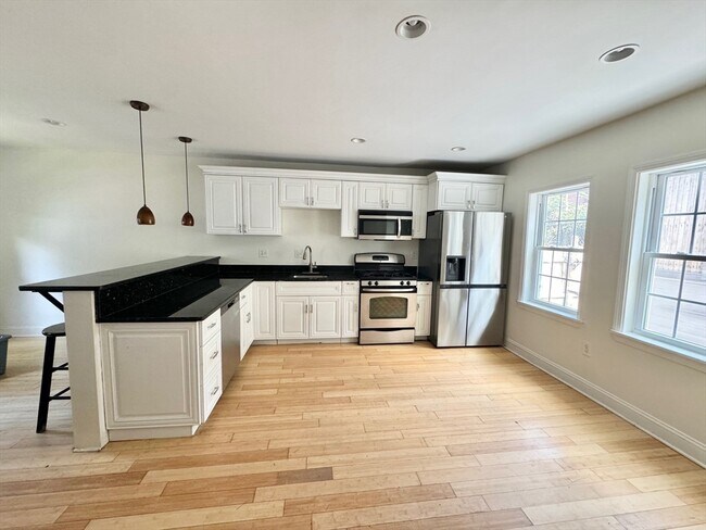 Building Photo - 5 St James Pl