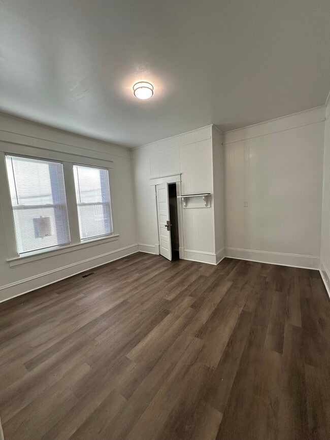 Building Photo - 617 Pender St