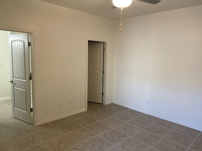 Building Photo - 2 Bedroom in a Gated Community