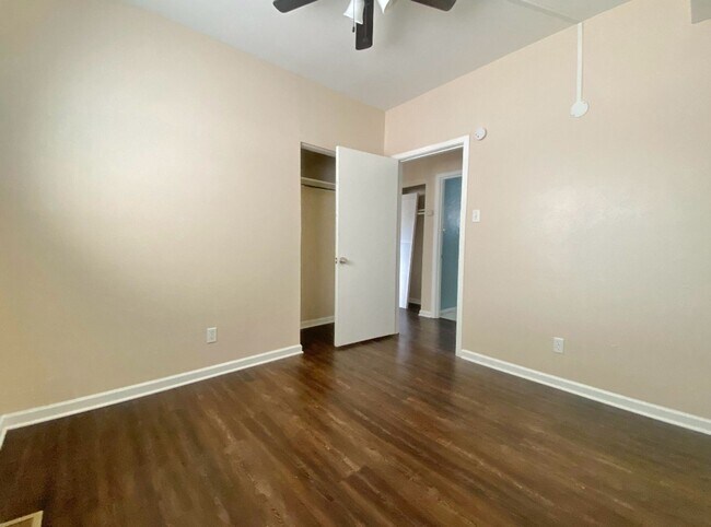 Building Photo - 3 bed 1 bath 2 car garage now available in the medical district