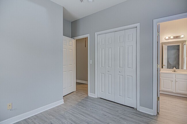 Building Photo - Live off Central Ave. in END UNIT 2 bed/2.5 bath Townhome (NO CARPET!)