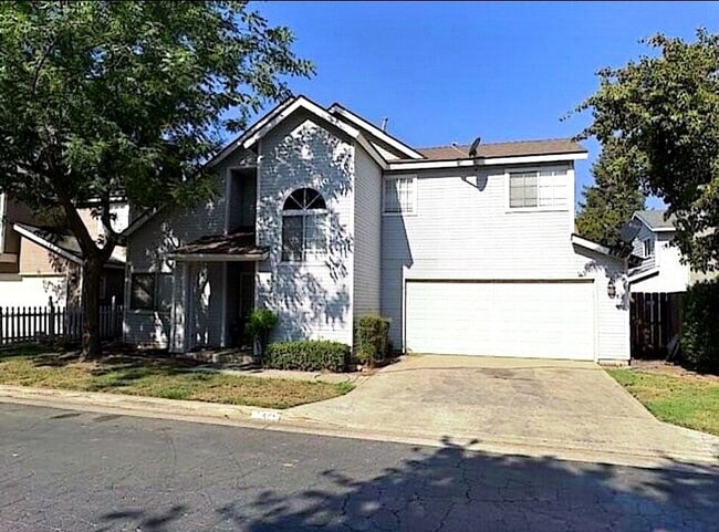 Building Photo - 2419 N Clark St